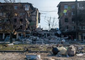 Vrei să mânânci, sapă! Ruşii i-au obligat pe localnicii din Mariupol să facă gropi comune în schimbul hranei