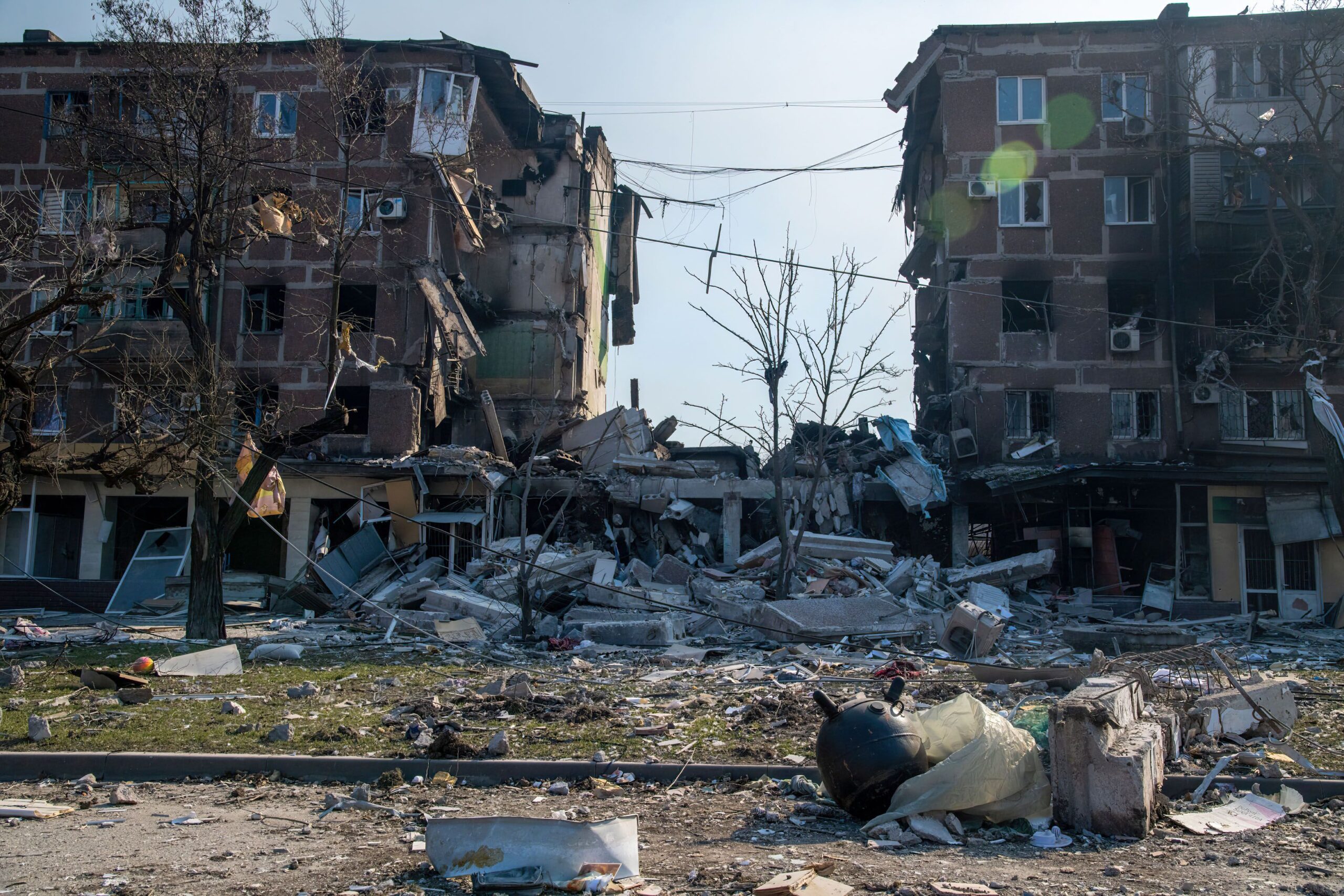 Украинцы затопили. Разрушенная Украина 2022 Мариуполь. Разрушенный Мариуполь 2022. Мариуполь руины войны 2022. Разрушенные города Украины 2022 Мариуполь.