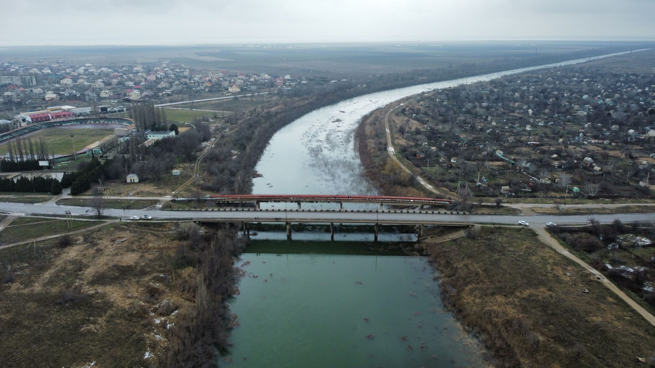 Крымский канал вода. Армянск СЕВЕРОКРЫМСКИЙ канал. Крымский канал Армянск. Чернореченское водохранилище Крым. Мост в Армянске Северо Крымский канал.