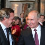 Personalul lui Schroeder demisionează, fostul cancelar german se mai gândește dacă rupe legăturile cu Putin