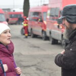 Voluntarii cu cel mai important rol. Povestea celor care aduc un zâmbet pe feţele chinuite de frig şi frică