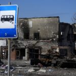 O bunicuţă care a fugit din Mariupol şi-a luat cu ea şi cocoşul, prietenul ei în vreme de război (Video)