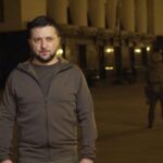 Zelenski cere ca întreaga lume să protesteze azi, la o lună de când a fost invadată Ucraina. Are și un mesaj pentru ruşi (Video)