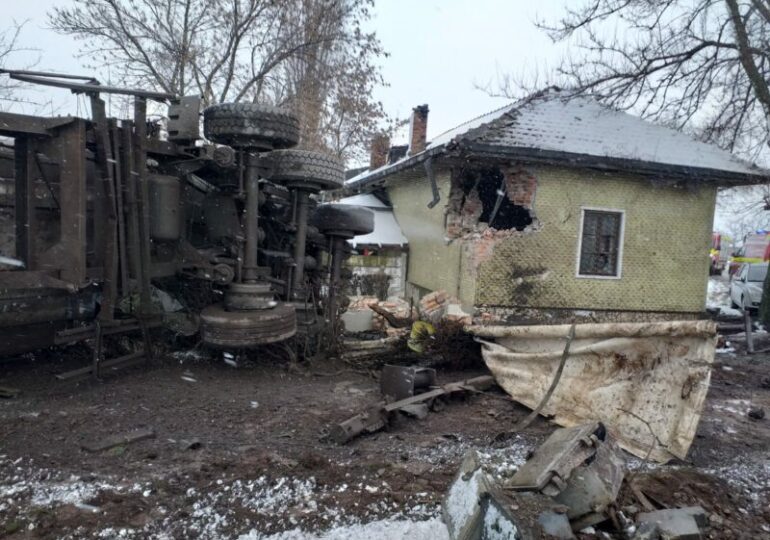 Un tren de călători a lovit un TIR, care a ricoşat apoi într-o casă, în Brăila