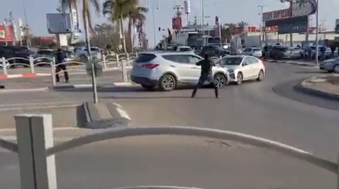 Cel puţin patru morţi în urma unui atac comis într-un mall din sudul Israelului (Video)