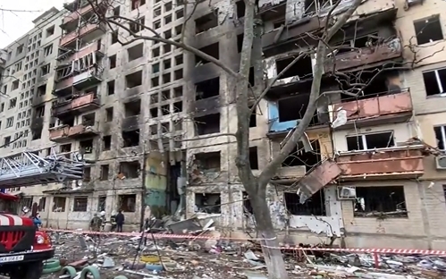 Asaltul asupra Kievului: Rușii au bombardat un bloc de 9 etaje și fabrica de avioane Antonov (Foto & Video)