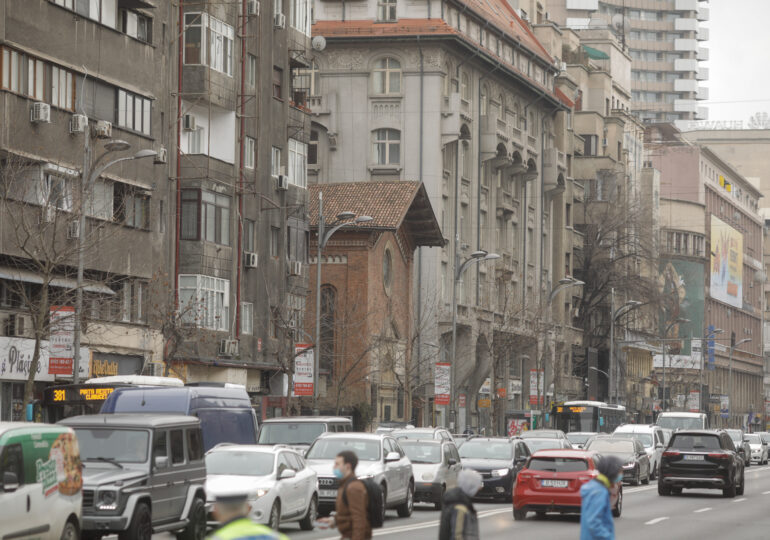 Vântul a făcut ravagii în București: Un copil a ajuns la spital, zeci de copaci căzuţi pe maşini sau pe șosea