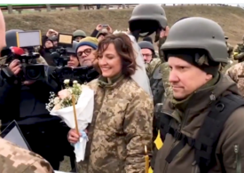 Doi ucraineni s-au căsătorit pe front, îmbrăcaţi în uniforme militare (VIDEO)