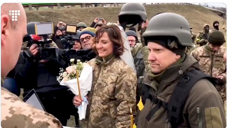 Doi ucraineni s-au căsătorit pe front, îmbrăcaţi în uniforme militare (VIDEO)