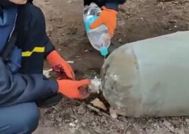 Doi specialişti ucraineni dezamorsează o bombă doar cu mâinile şi cu o sticlă de apă. Imaginile s-au viralizat (Video)