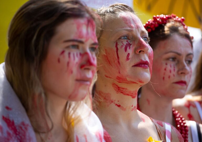 Ruşii violează femei în oraşele ocupate în Ucraina, spune ministrul ucrainean de Externe