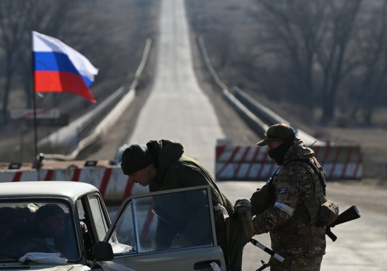 Vultur denazificator pregătindu-se să-și retragă aripile deasupra Donbasului