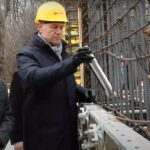 Cu cască de constructor şi canciocul în mână, Iohannis a inaugurat Casa Francofoniei şi a vorbit despre valorile sub asediu (Video)