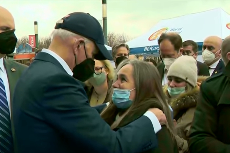 Biden s-a îmbrățișat cu refugiatele ucrainence: Sunteți toate atât de frumoase. Putin e un măcelar (Foto & Video)