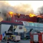 Incendiu puternic la un centru comercial din București. Alertă pentru cei care locuiesc în zonă (Foto & Video)