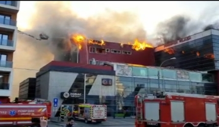 Incendiu puternic la un centru comercial din București. Alertă pentru cei care locuiesc în zonă (Foto & Video)