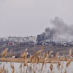 Soldații ruși bombardează continuu Mariupol. Morții sunt puși într-o groapă comună (Imagini cu puternic impact emoțional)