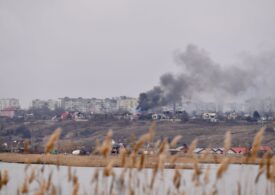 Soldații ruși bombardează continuu Mariupol. Morții sunt puși într-o groapă comună (Imagini cu puternic impact emoțional)