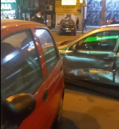 A făcut drift-uri în centrul Ploieștiului și a pierdut controlul mașinii. Ce pagube a provocat un șofer inconștient (Video)