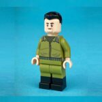 Figurine lego cu Zelenski și cocktailuri Molotov, vândute ca pâinea caldă (Foto)