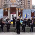 O orchestră a intonat imnul naţional în Piaţa Maidan, în timp ce trupele ruse înaintează spre Kiev (Video)