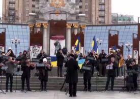 O orchestră a intonat imnul naţional în Piaţa Maidan, în timp ce trupele ruse înaintează spre Kiev (Video)