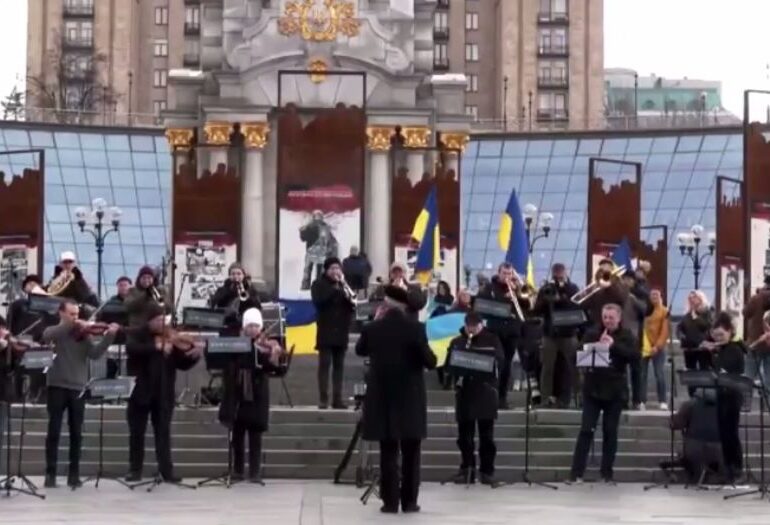 O orchestră a intonat imnul naţional în Piaţa Maidan, în timp ce trupele ruse înaintează spre Kiev (Video)