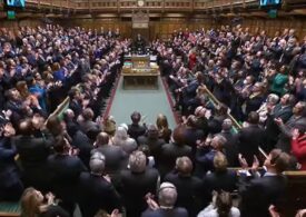 Zelenski, ovaționat în Parlamentul britanic: ”Nici voi nu ați vrut să vă pierdeți țara, când naziștii au vrut să vi-o ia” (Video)