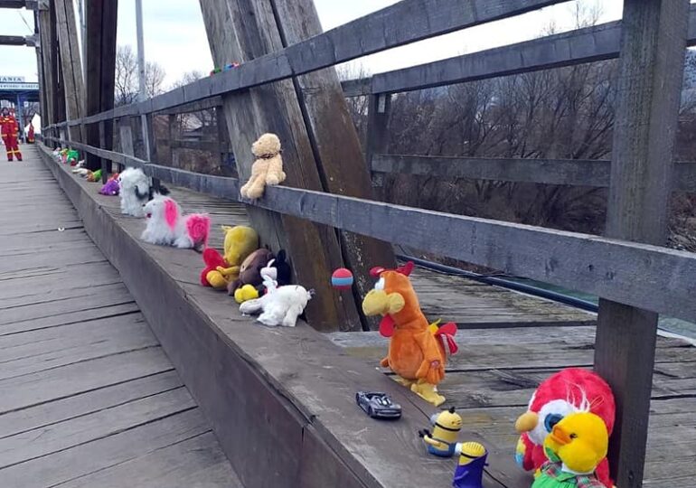 Podul jucăriilor, între România şi Ucraina: Copii, poliţişti şi voluntari au lăsat jucării pe marginea podului istoric dintre cele două ţări (Foto)