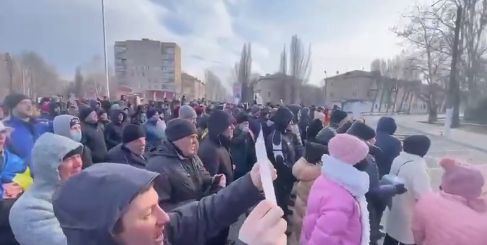 Protest la Melitopol: Sute de oameni cer rușilor eliberarea primarului (Video)