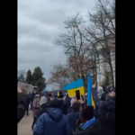 Trupele ruse au deschis focul la un protest față de ocupație în Ucraina – cinci persoane au fost rănite (VIDEO)