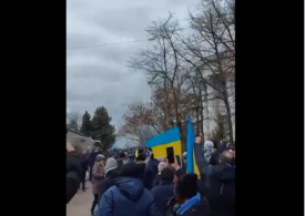 Trupele ruse au deschis focul la un protest față de ocupație în Ucraina - cinci persoane au fost rănite (VIDEO)
