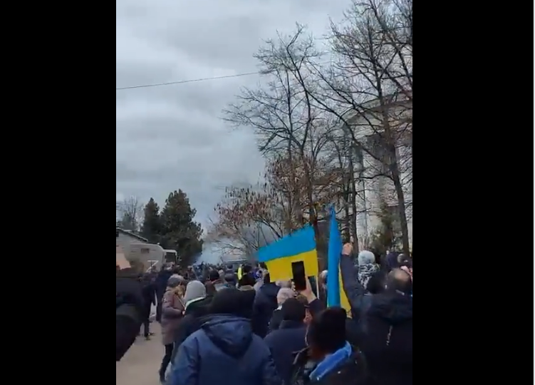 Trupele ruse au deschis focul la un protest față de ocupație în Ucraina - cinci persoane au fost rănite (VIDEO)