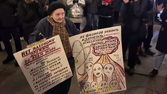O activistă rusă care se apropie de 80 de ani a fost reţinută, în timp ce protesta faţă de războiul din Ucraina (Video)