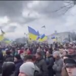 Localnicii din oraşele cucerite îi înfruntă pe soldații ruși: Proteste mari în Herson, Melitopol și Lugansk (Video)