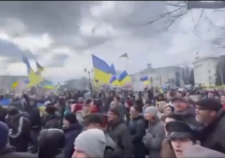 Localnicii din oraşele cucerite îi înfruntă pe soldații ruși: Proteste mari în Herson, Melitopol și Lugansk (Video)