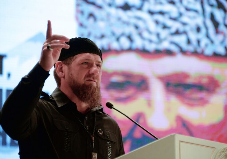 Abia avansat de Putin în grad, Kadîrov cere oprirea negocierilor de pace: Să distrugem banderiștii, naziștii și sataniștii!