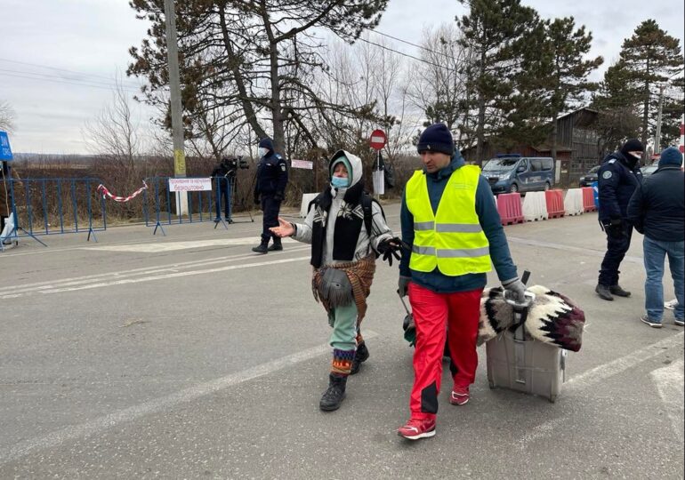 În ciuda frigului pătrunzător, mai mulţi ucraineni au trecut prin Tisa ca să ajungă în România