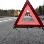 Un tânăr fără permis a furat două maşini într-o singură noapte şi a făcut accident cu ambele