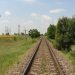 Pericol pe calea ferată de pe litoral. Traverse, crengi și o bornă din beton au fost puse intenționat peste șine