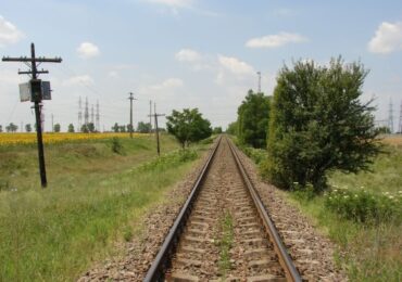Pericol pe calea ferată de pe litoral. Traverse, crengi și o bornă din beton au fost puse intenționat peste șine