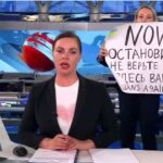 Momentul în care o jurnalistă de la televiziunea de stat din Rusia transmite în direct un mesaj anti-război: Vă mint! (Video)