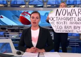 Momentul în care o jurnalistă de la televiziunea de stat din Rusia transmite în direct un mesaj anti-război: Vă mint! (Video)