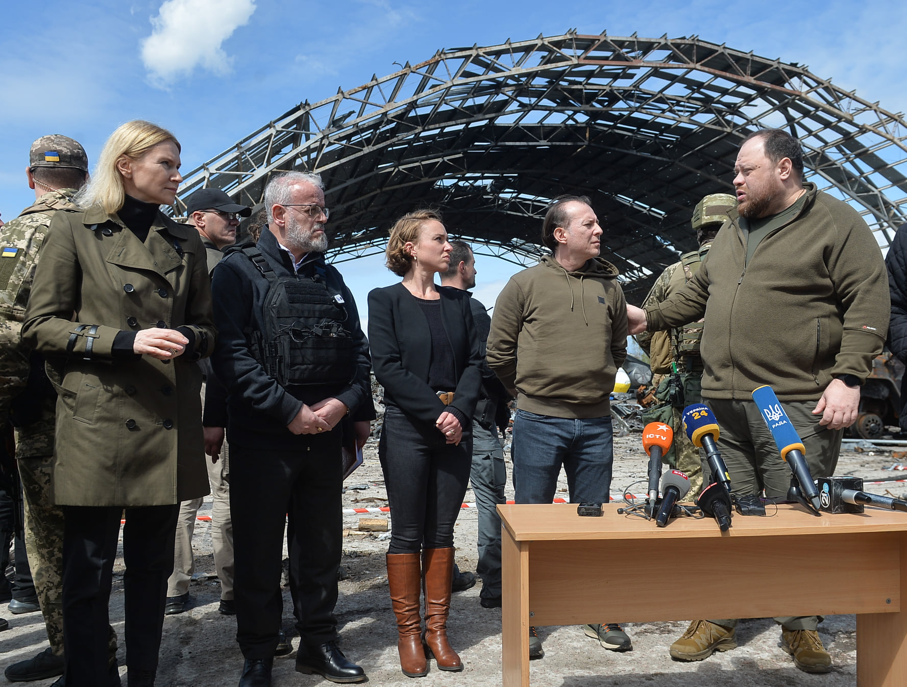 Кто приехал в швейцарию. Гостомель 2022. Гостомельский десант.