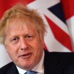 A negocia cu Putin e ca și cum ai vorbi cu un „crocodil care ți-a prins piciorul între fălcile sale”, spune Boris Johnson