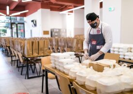 Cantina Socială a pregătit 1.000 de meniuri speciale de Paște pentru persoanele vulnerabile, cu ajutorul Kaufland