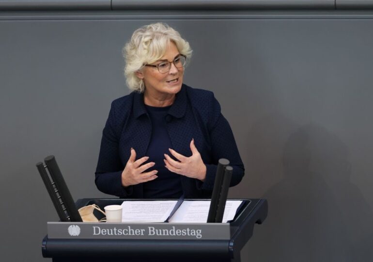 Ministrul german al Apărării și-a anunțat demisia și dă vina pe presă