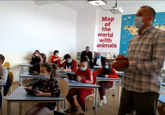 Povestea școlii din comuna Apateu: total digitalizată cu bani europeni, elevii au fișe personale de progres, profesorii folosesc metode de predare kinestezice (Galerie foto)