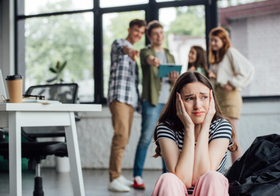 Bullying în liceu: Aveam nevoie de cineva care să mă ajute și să mă apere, plângeam să mă mute din școală