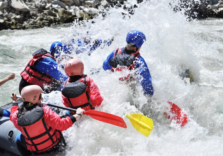 Accident la rafting pe Jiu, cu 21 de persoane în 3 bărci: un tânăr de 35 de ani a murit